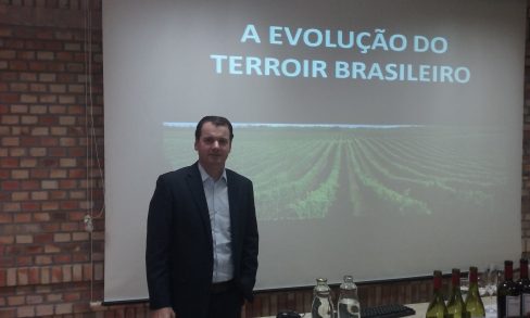 Adriano Miolo explanando sobre a Evolução do terroir brasileiro