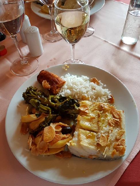 Bacalhau,arroz,azeitonas-broocolis,alheiras e vinho branco.